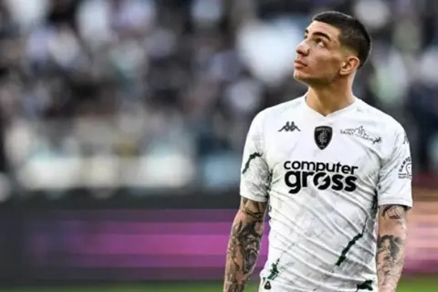 نابولي يعلن تعاقده مع قلب دفاع إمبولي